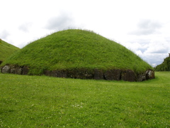 burial mound at knowth