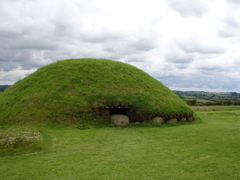 a burial mound at knowth