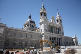 the exterior view of the Catedral de Nuestra Señora de la Almudena from the plaza under construction